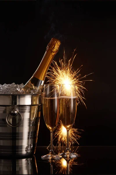 Stilleven Met Gekoelde Champagnefles Een Emmer Met Ijs Twee Volle — Stockfoto