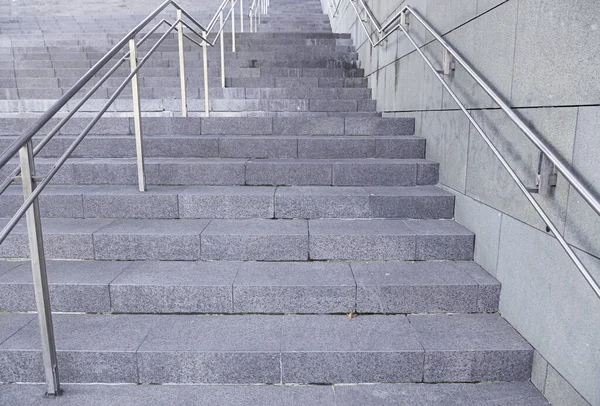 城中一座现代化建筑的现代楼梯石头细节 通道楼梯 — 图库照片