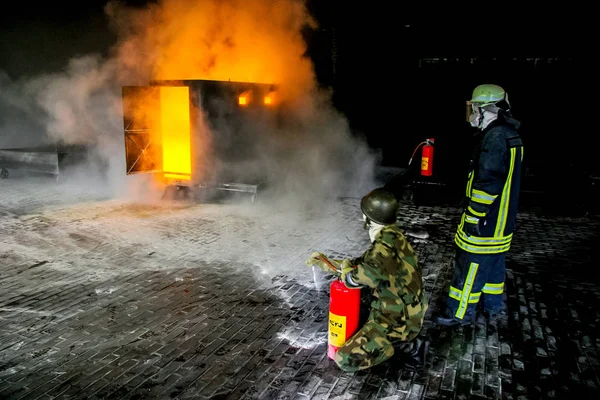 Bomberos Entrenando Para Combatir Incendios Alemania Bombero Traje Protección Contra —  Fotos de Stock