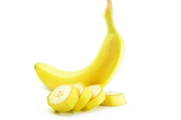 Dojrzałe Żółte Banany Plasterkami Bananów Białym Tle — Zdjęcie stockowe