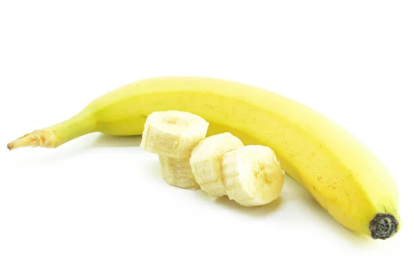 Rijp Gele Bananen Met Gesneden Bananen Een Witte Achtergrond — Stockfoto