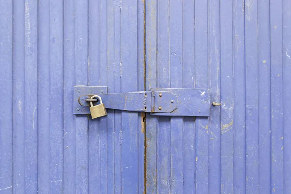 Puerta Azul Con Candado Detalle Una Vieja Puerta Pintada Azul — Foto de Stock