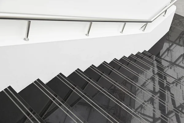 Schody Czarnego Marmuru Szczegóły Schodów Metalowymi Poręczami Białą Nowoczesna Architektura — Zdjęcie stockowe