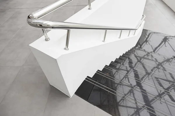 Escadas Mármore Preto Detalhes Escadas Com Trilhos Metal Branco Arquitetura — Fotografia de Stock