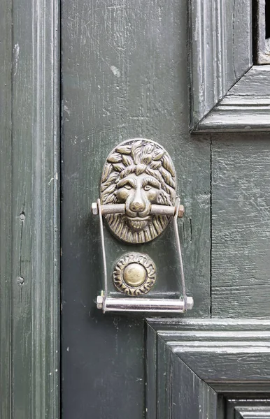 獅子頭を持つ古い呼び出し 装飾的な青銅製のドアの詳細 — ストック写真