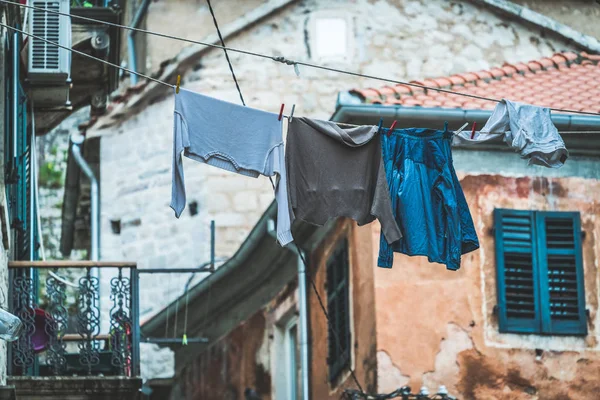 黑山科托尔老城区一条晾衣绳上的洗衣烘干 — 图库照片