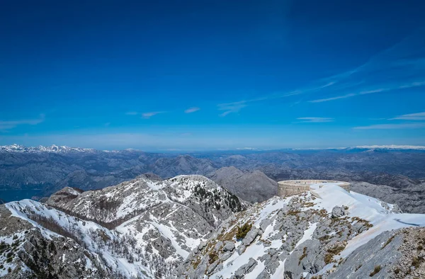 マウント Lovcen Lovcen 国立公園 モンテネグロでの上部から見た Njegos 廟と見事な山の冬景色します — ストック写真