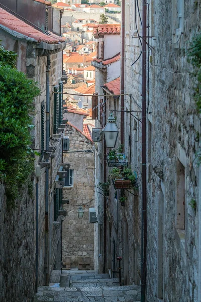 Pasos Empinado Paso Calle Estrecha Entre Edificios Residenciales Casco Antiguo — Foto de Stock