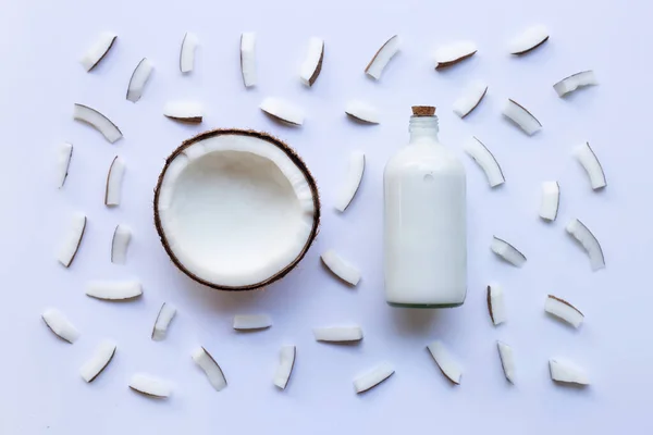 椰奶和椰奶在白色背景 — 图库照片