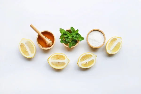 Honung Citron Mynta Och Salt Vit Bakgrund — Stockfoto