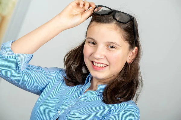 Ένα Εφηβικό Κορίτσι Γυαλιά Και Ένα Μπλε Πουκάμισο — Φωτογραφία Αρχείου