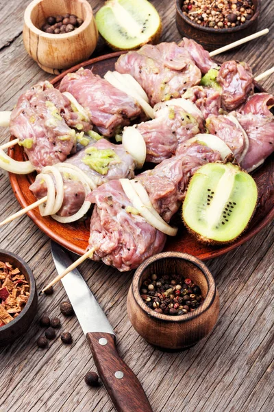 Rauw Rundvlees Kebab Kiwi Marinade Bbq Vlees Houten Spiesen — Stockfoto