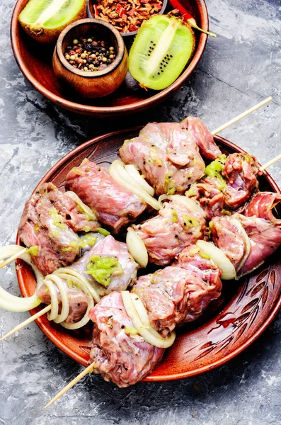 Rauw Rundvlees Kebab Kiwi Marinade Bbq Vlees Houten Spiesen — Stockfoto