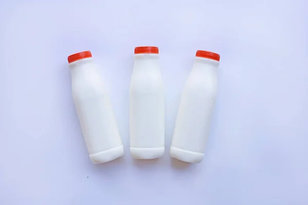 Beyaz Arka Plan Üzerinde Süt Şişesinde — Stok fotoğraf