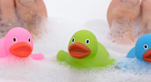 Männerfüße Einer Strahlend Weißen Badewanne Selektiver Fokus Auf Die Zehen — Stockfoto