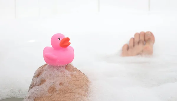 Los Pies Los Hombres Una Bañera Blanca Brillante Enfoque Selectivo — Foto de Stock