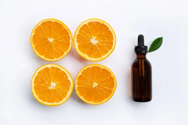 Ätherisches Mit Orangenscheiben Isoliert Auf Weiß — Stockfoto