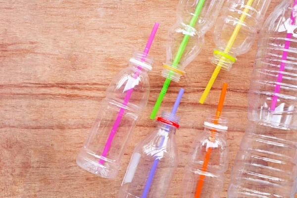 Residuos Plástico Botellas Plástico Con Paja Sobre Fondo Madera —  Fotos de Stock