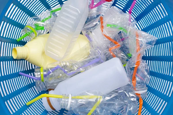 Residuos Plástico Botellas Plástico Con Paja Cesta Residuos —  Fotos de Stock