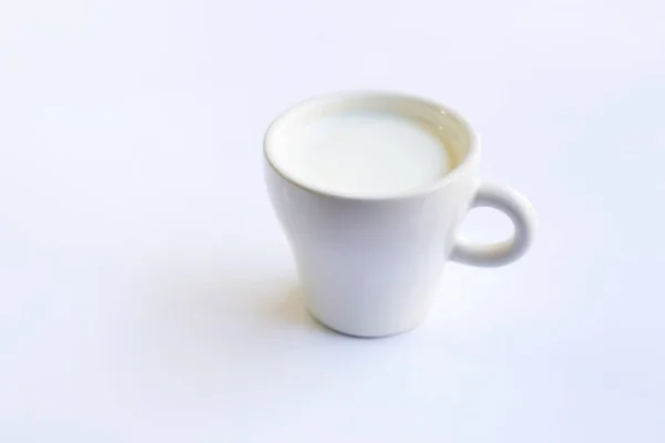 Taza Leche Sobre Fondo Blanco — Foto de Stock