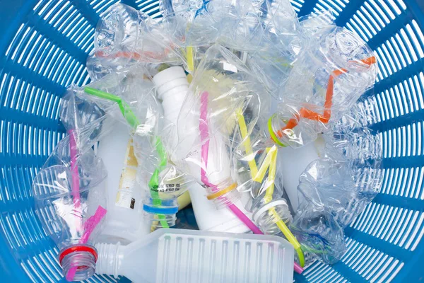 Odpady Tworzyw Sztucznych Butelki Plastikowe Słomki Kosz Śmieci — Zdjęcie stockowe
