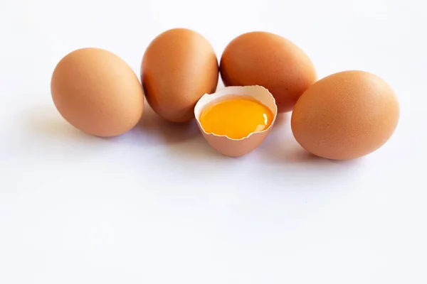 Ovos Galinha Com Gema Ovo Sobre Fundo Branco — Fotografia de Stock