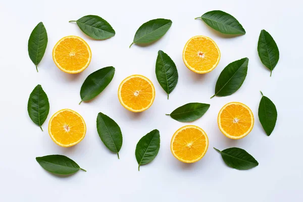 Orangen Und Grüne Blätter Auf Weißem Hintergrund — Stockfoto