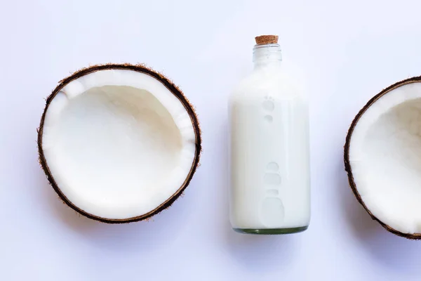 Polovina Kokos Lahví Kokosového Mléka Bílém Pozadí — Stock fotografie