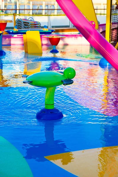 浅い子供用プールのカラフルなおもちゃとオブジェクト — ストック写真
