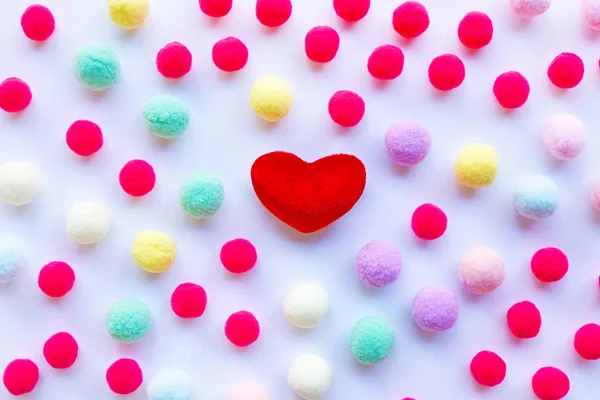 Rood Hart Kleine Kleurrijke Ballen Concept Van Valentijnsdag Witte Achtergrond — Stockfoto