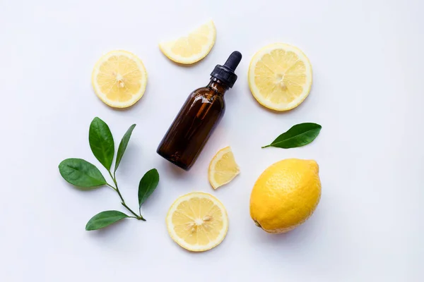 Frische Zitrone Mit Ätherischem Zitronenöl Auf Weißem Hintergrund — Stockfoto