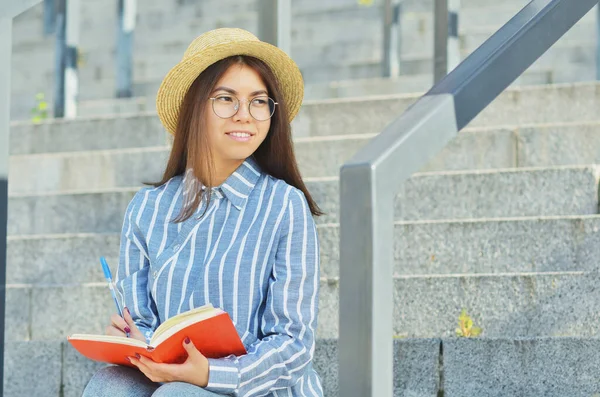 Portret Van Een Jonge Aziatische Student Bril Met Een Hoed — Stockfoto