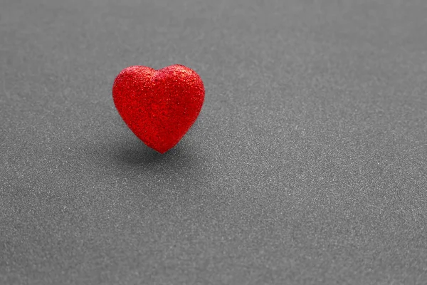 バレンタインの日の愛の概念の暗い灰色キラキラ背景に赤いハート コピー スペース — ストック写真