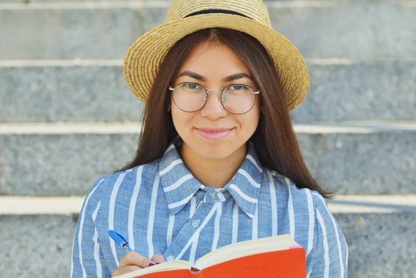 Porträtt Ung Asiatisk Student Glasögon Med Hatt Klädd Blå Randig — Stockfoto