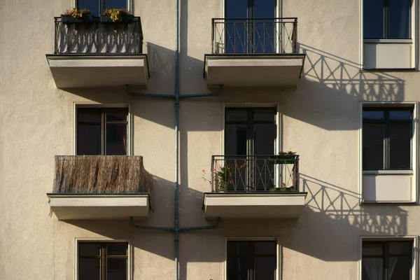 Räcket Små Nostalgiska Balkonger Lägenhet Byggnad Kasta Skuggor — Stockfoto