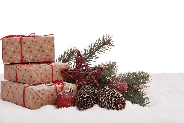 Kerststilleven Met Geschenkdozen Dennenboom Tak Kerstversiering Liggend Wintersneeuw Een Witte — Stockfoto