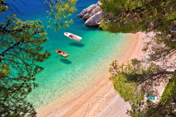 Plage Hiden Brela Avec Des Bateaux Sur Mer Émeraude Vue — Photo