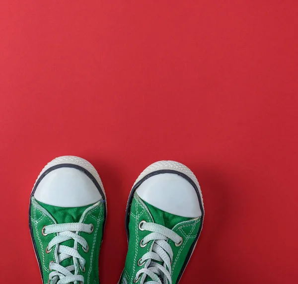 Par Zapatos Verdes Para Niños Sobre Fondo Rojo Vista Superior — Foto de Stock