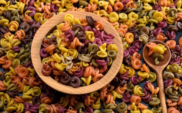 Espiral Multicolor Pasta Cruda Fusilli Tazón Madera Vista Superior — Foto de Stock