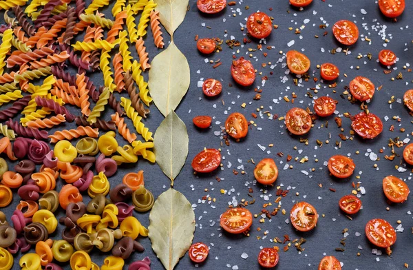 준비가 파스타 밀가루로 만든과 향신료 프레임 토마토는 반으로 — 스톡 사진