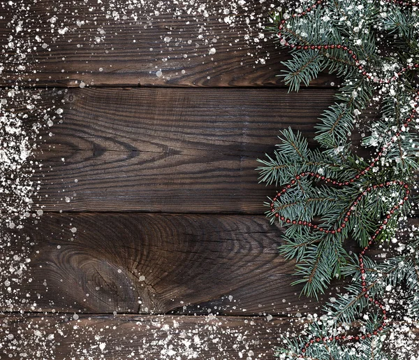 绿色云杉分枝 红色圣诞装饰在棕色的木材背景 空的空间 — 图库照片