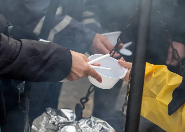 Ζεστό Φαγητό Για Φτωχούς Και Άστεγους — Φωτογραφία Αρχείου