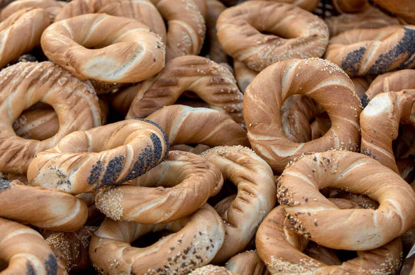 Traditionelle Krabbenbrezeln Mit Salz Mohn Und Sesam — Stockfoto