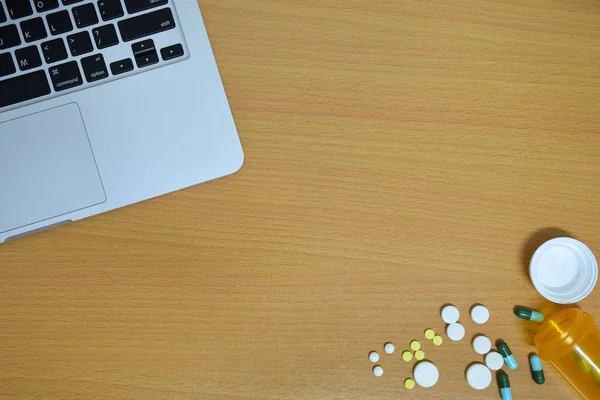 Visão Superior Simples Computador Com Pílulas Medicamentos Garrafa Tablet Fundo — Fotografia de Stock