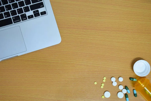 Visão Superior Simples Computador Com Pílulas Medicamentos Garrafa Tablet Fundo — Fotografia de Stock