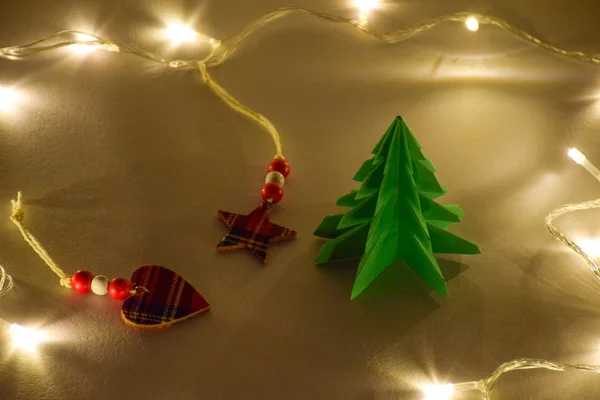 Arbre Noël Avec Coeur Écossais Étoile Sur Lumière Chaude Jaune — Photo
