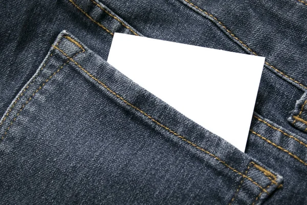 Λευκό Λευκό Χαρτί Κάρτα Στην Πίσω Τσέπη Του Blue Jeans — Φωτογραφία Αρχείου