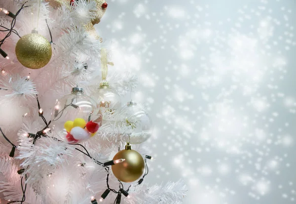 Λευκά Χριστούγεννα Και Μπάλες Πομ Πομ Κλαδιά Ελάτης Φόντο Χιόνι — Φωτογραφία Αρχείου