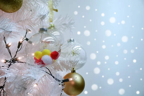Закрыть Белый Рождественский Шар Помпонами Еловых Ветвях Фоне Боке — стоковое фото
