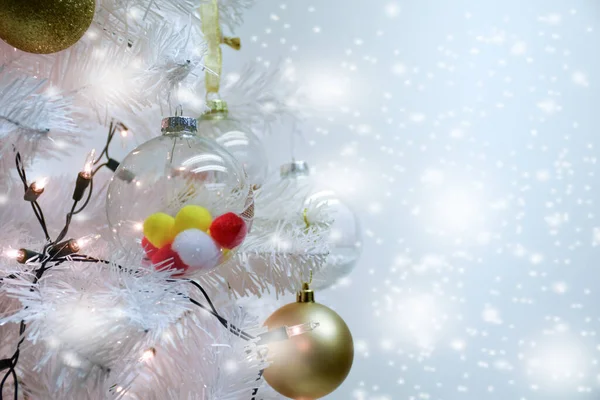 Закрыть Белый Рождественский Шар Помпоны Еловых Ветвях Снежном Фоне — стоковое фото